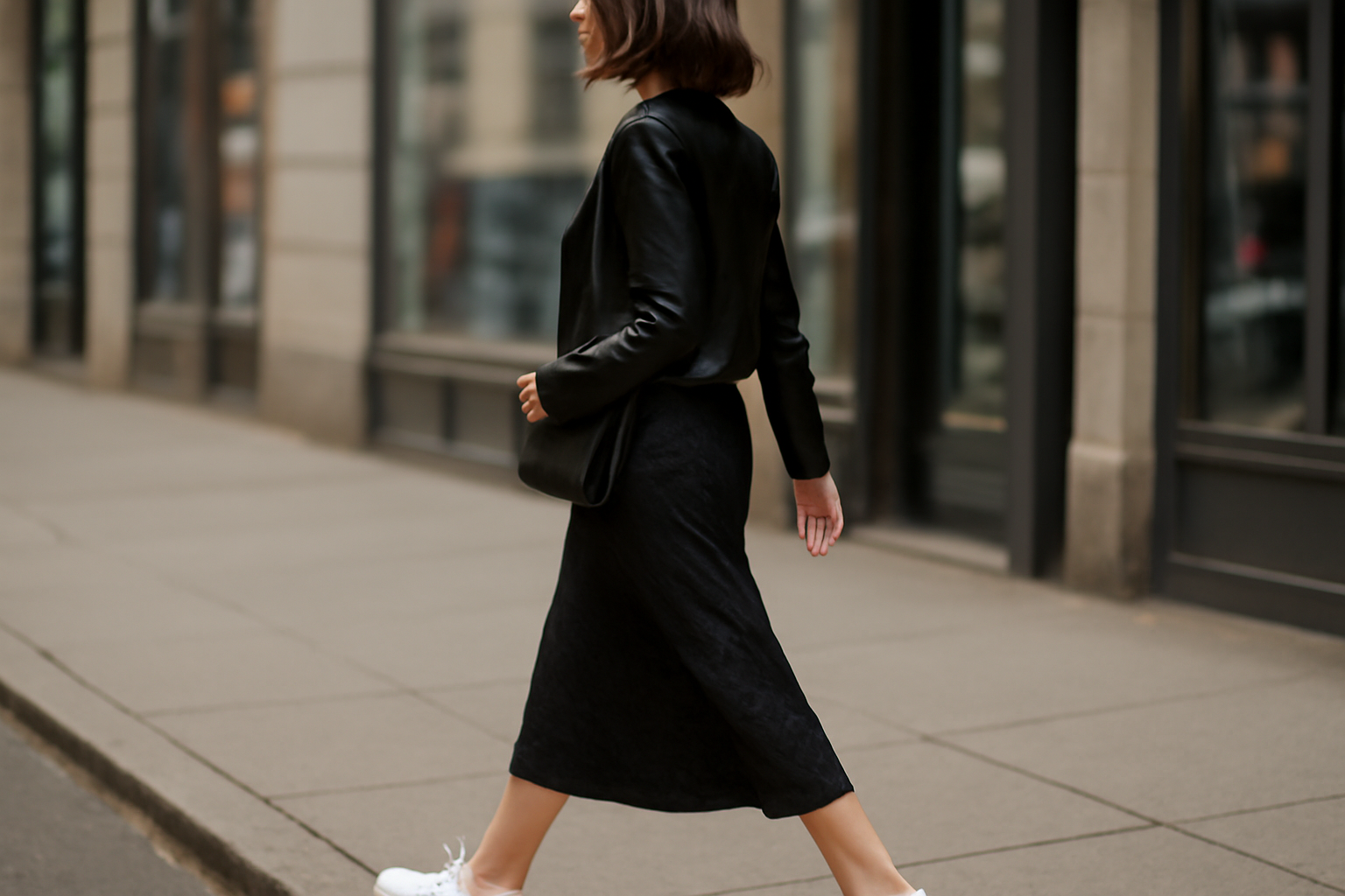 9 Langkah Padu Padan Warna Hitam untuk OOTD Akhir Pekan